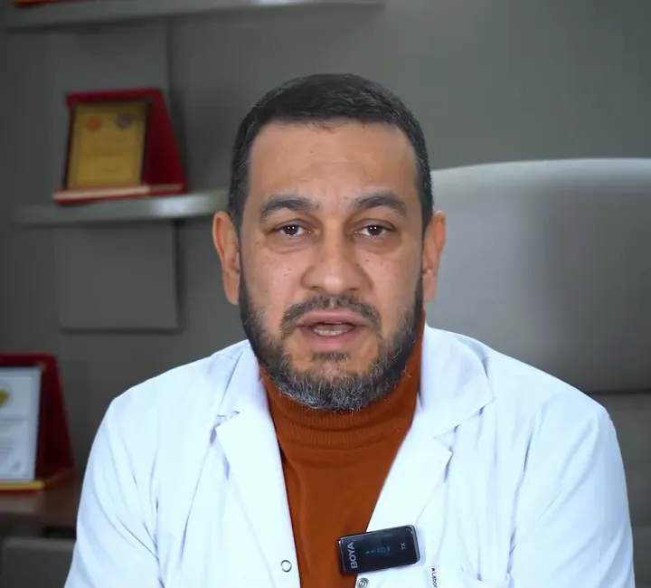 Dr. Alper Cem Ünal proloterapiyi anlatırken