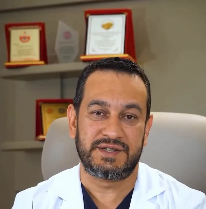 Dr. Alper Cem Ünal muayenehanesinde